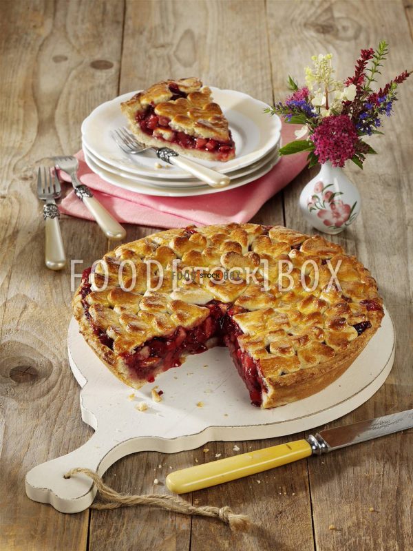 Apple-Pie mit Kirschen und Frischkäse