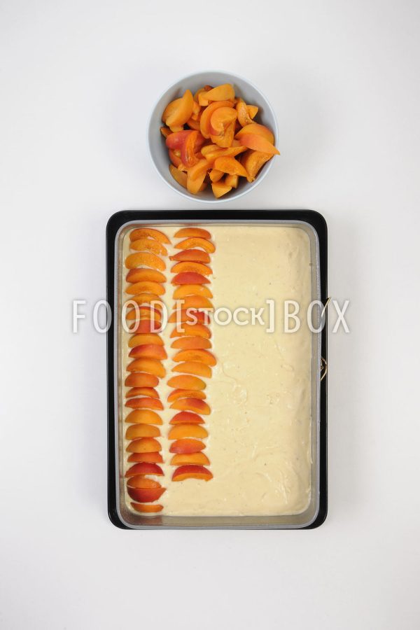 Aprikosenkuchen mit Kokos-Bienenstich-Guss Step  4