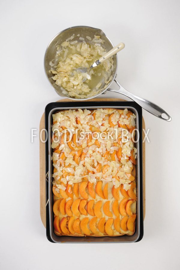 Aprikosenkuchen mit Kokos-Bienenstich-Guss Step 6