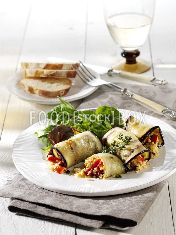 Auberginenröllchen mit Coucous-Pfefferonen-Salat