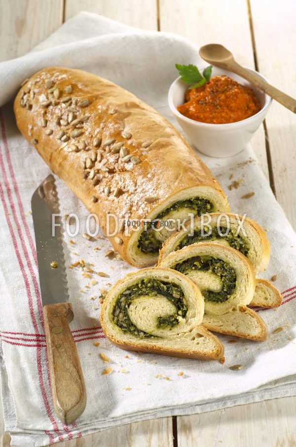 Bärlauchbrotrolle mit Paprikadip