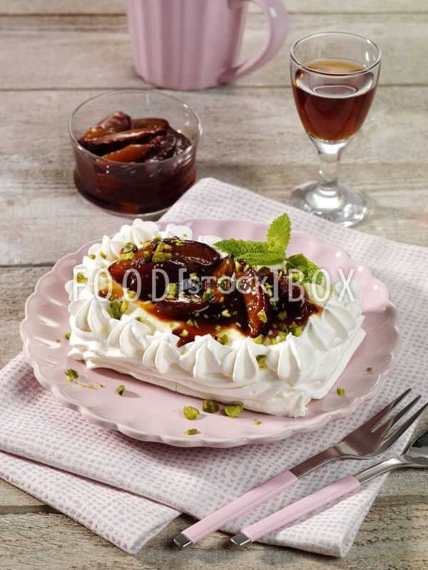 Baiser-Eistörtchen mit Marsala-Pflaumen