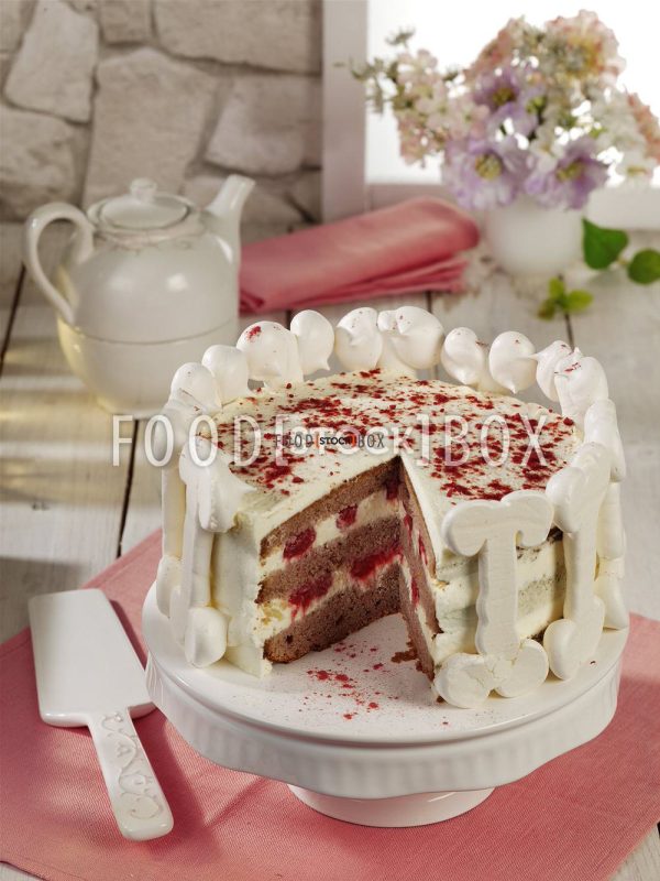 Baiser-Knochen-Torte