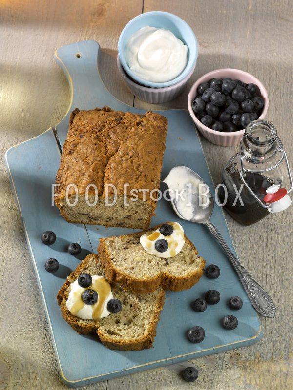 Bananenbrot mit Walnüssen, Sahne, Ahornsirup und Heidelbeeren  2 2