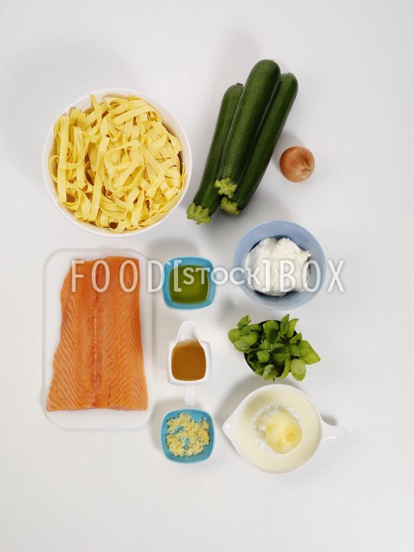 Bandnudeln mit Zucchini-Lachs-Sauce  Step 1