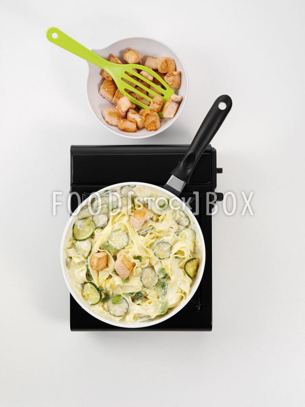 Bandnudeln mit Zucchini-Lachs-Sauce  Step 6