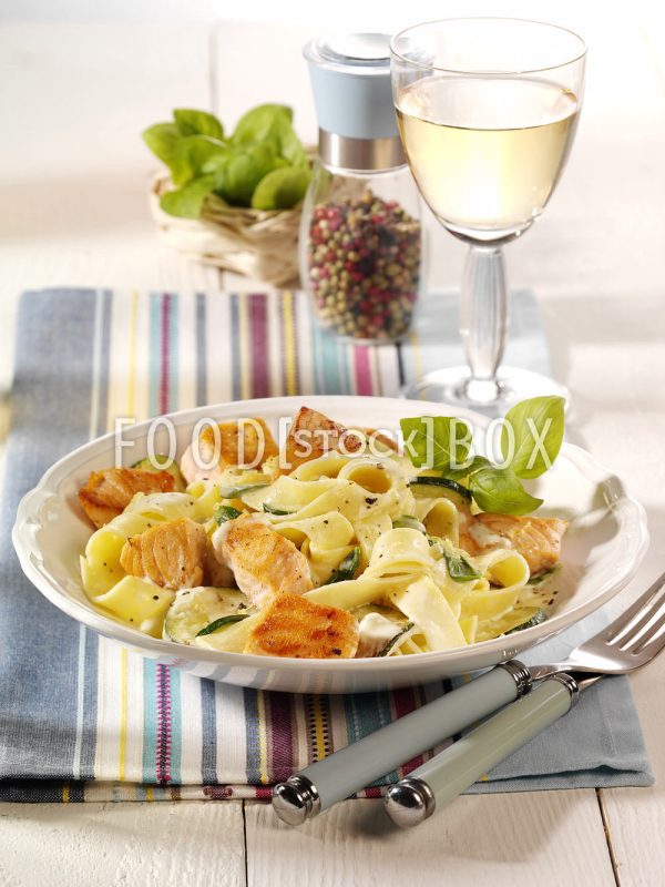 Bandnudeln mit Zucchini-Lachs-Sauce