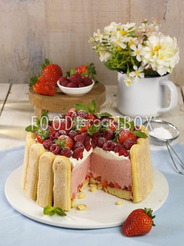 Beerencharlotte mit Erdbeeren und Himbeeren