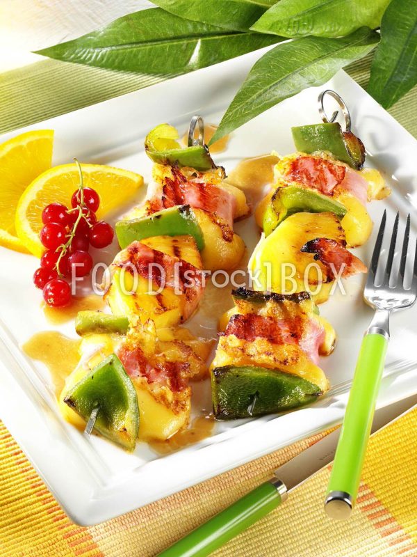 Ananas-Käse-Spieße mit Kochschinken und Paprika