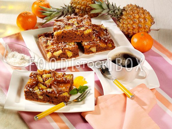 Ananas-Mandarinen-Blech mit Schokoboden