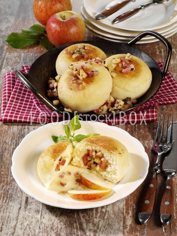 Apfel-Dampfnudeln mit Speck