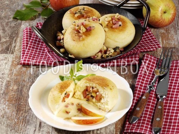 Apfel-Dampfnudeln mit Speck 2