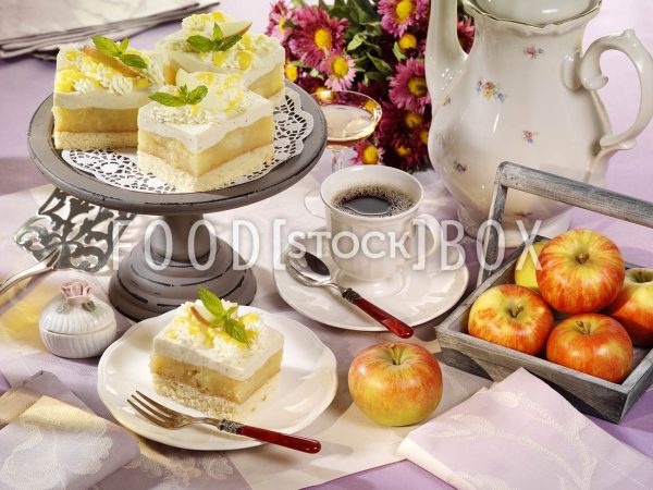 Apfel-Eierlikör-Schnitten mit Sahne und Vanille