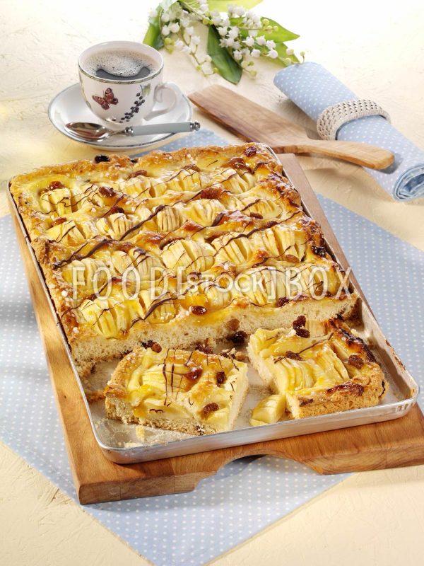 Apfelkuchen mit Rosinen