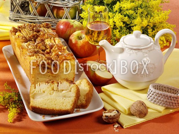 Apfelkuchen mit Calvados-Krokant und Nüssen