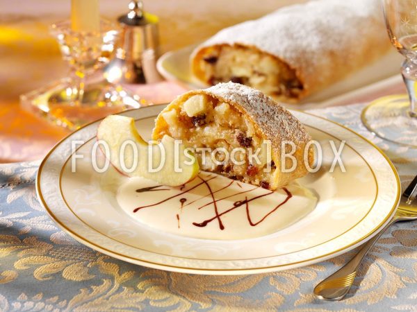 Apfelstrudel mit Rosinen