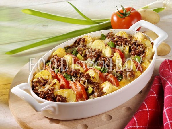 Kartoffel-Auflauf mit Hackfleisch und Tomaten
