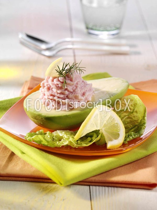 Avocados mit Schinken-Mousse