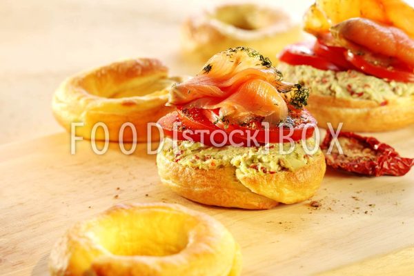 Bagels mit Räucherlachs und Cashewkernen
