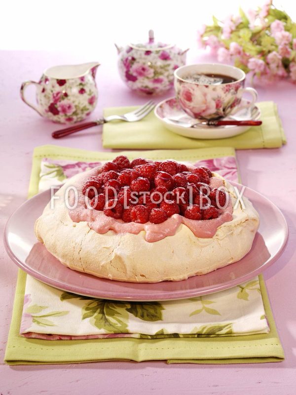 Baiser-Torte mit Himbeeren