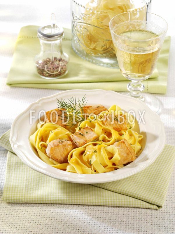 Bandnudeln mit Lachs in Sahnesauce