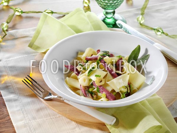 Bandnudeln mit Salbei und Knoblauch