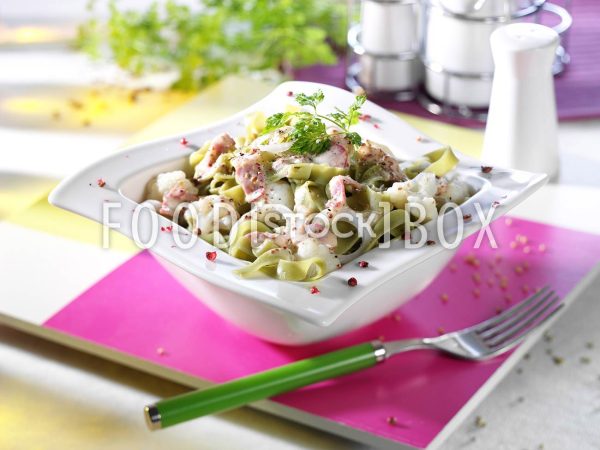 Bandnudelsalat mit warmer Specksauce