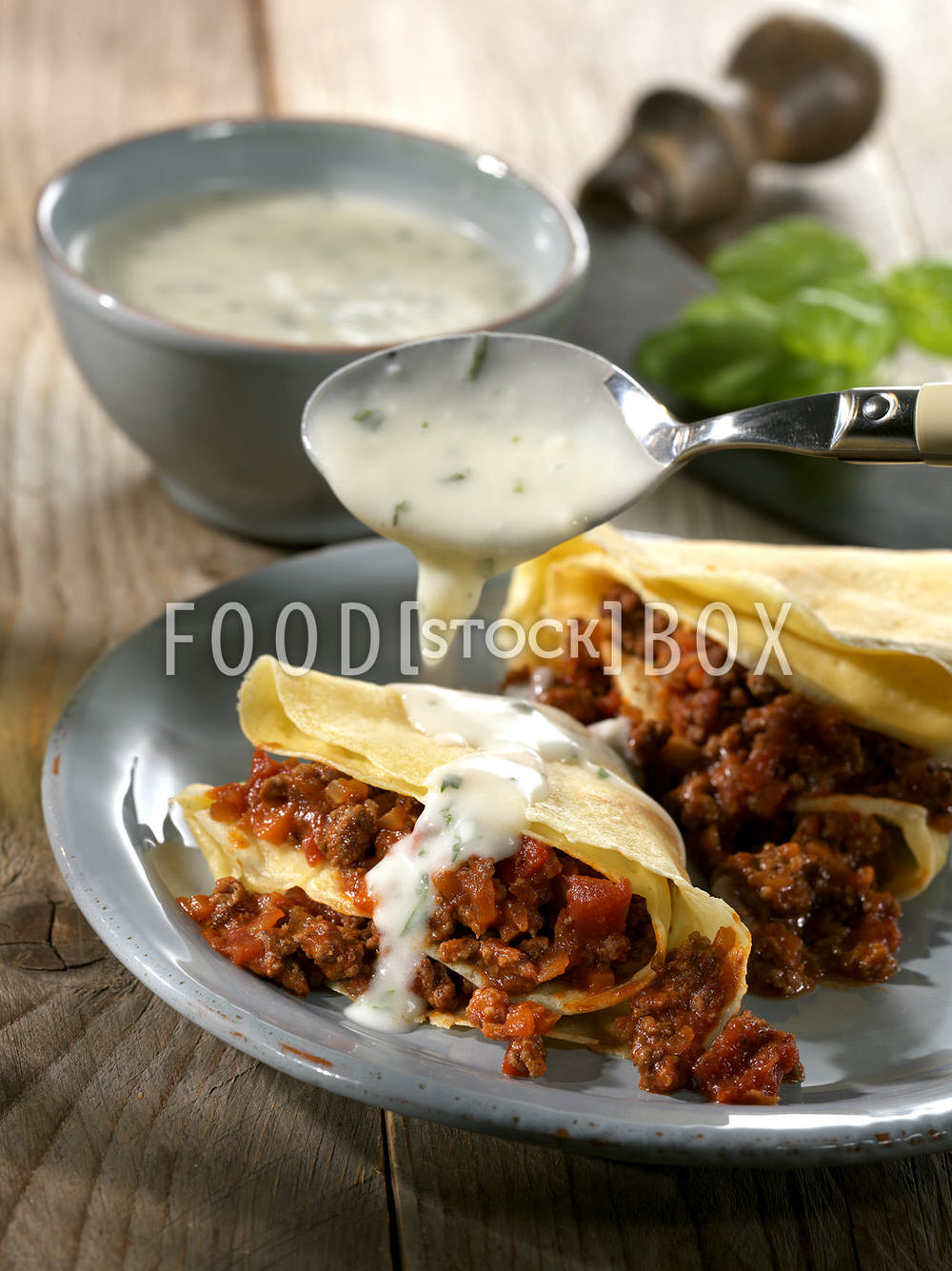 Bolognese-Crêpes mit Kräutersoße