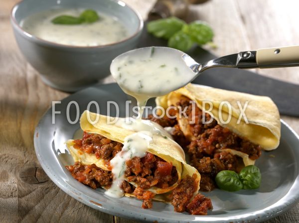Bolognese-Crêpes mit Kräutersoße und Tomaten