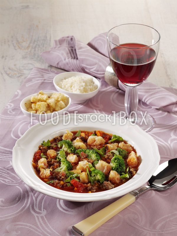 Bolognese-Eintopf mit Ciabatta-Croûtons