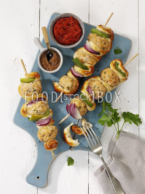 Brezenspieße mit Hackbällchen, grüner Paprika und roten Zwiebeln