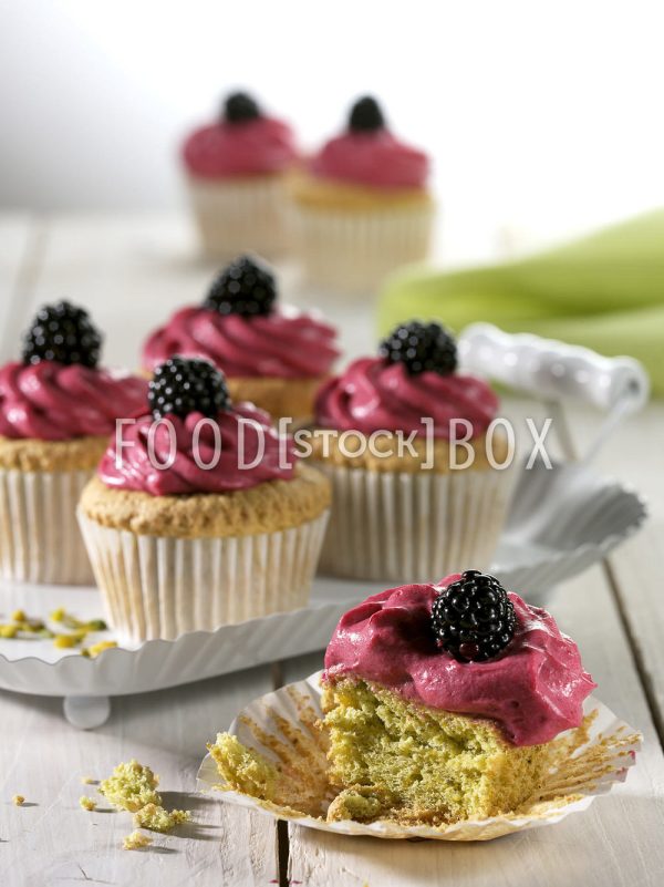 Brombeer-Cupcakes mit Pistazienbiskuit