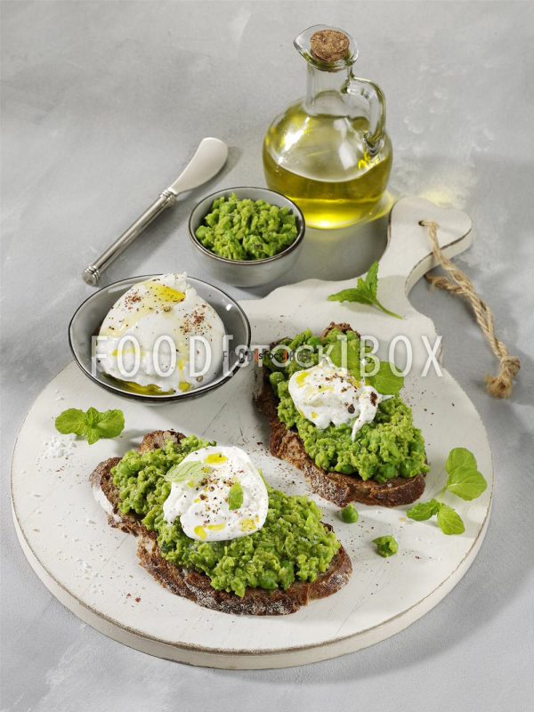 Bruschetta mit Mozzarella und Erbsen-Minze-Mus