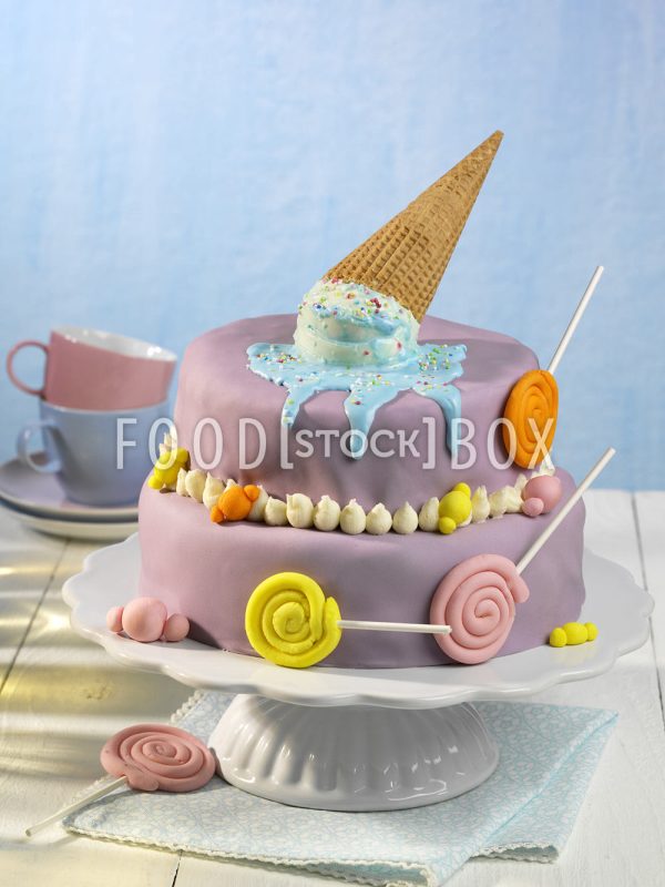 Kunterbunte Fondanttorte mit Lutschern