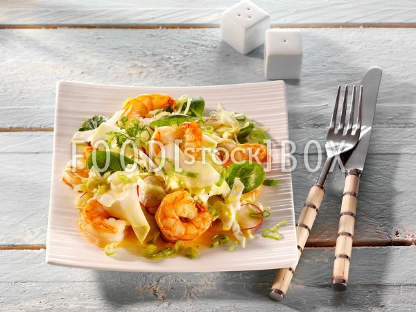Bunter Salat mit Garnelen