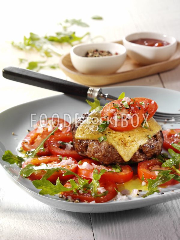 Burger auf Tomatensalat
