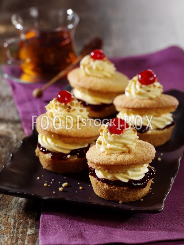 Buttercreme-Muffins mit Kirschen