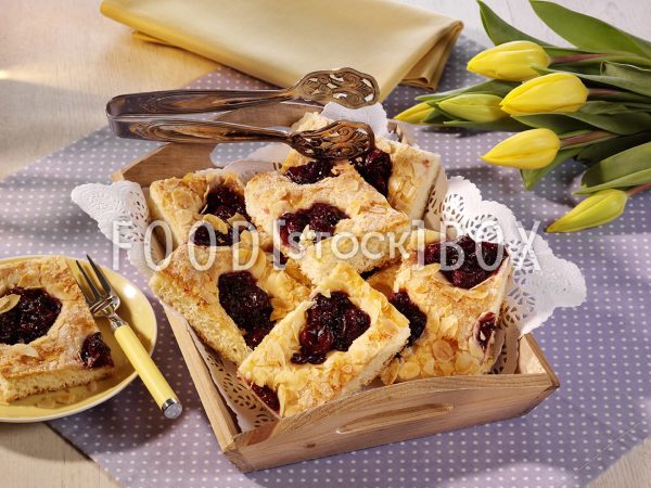 Butterkuchen mit Kirsch-Klecksen