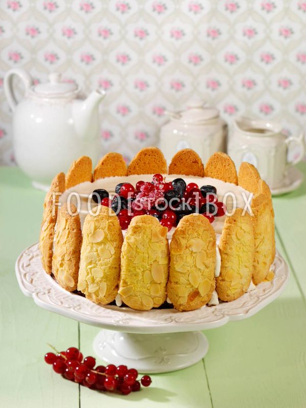 Charlotte mit Beeren