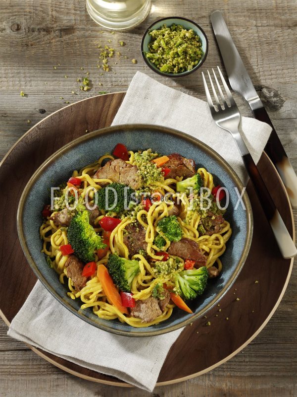 Curry-Nudeln mit gebratenem Schweinefilet