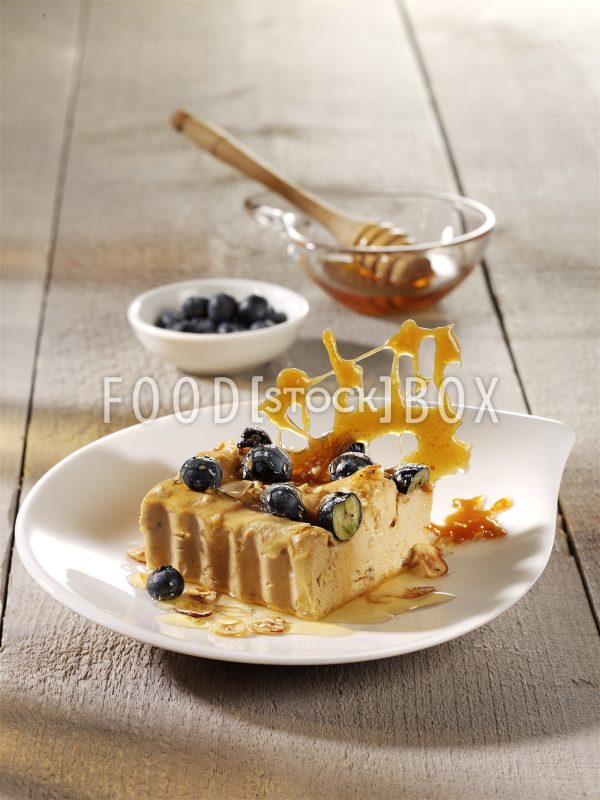 Frozen Joghurt-Bruch mit Blaubeeren und Haselnüssen
