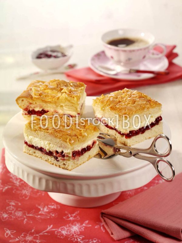 Bienenstich mit Preiselbeeren