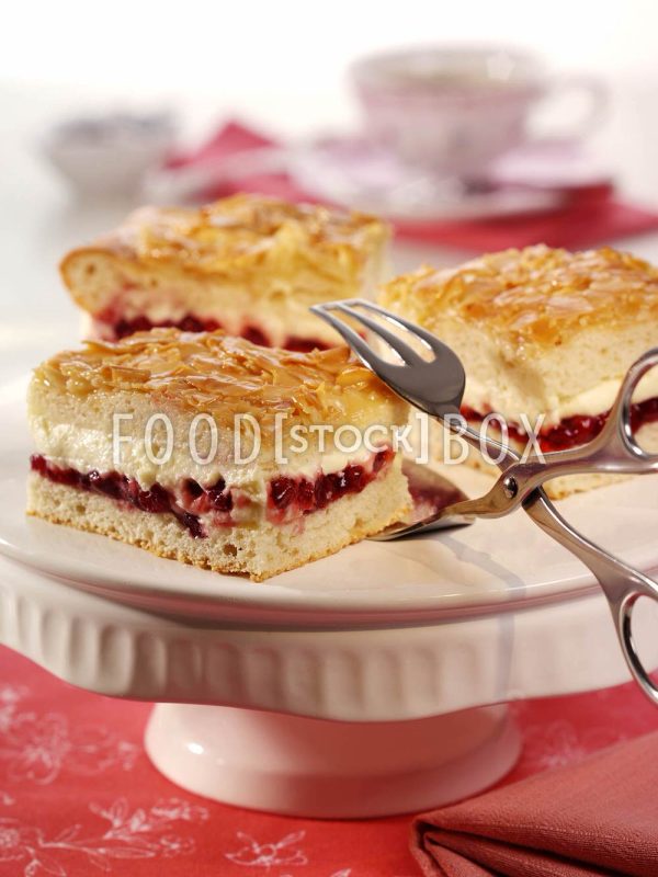 Bienenstich mit Preiselbeeren 2