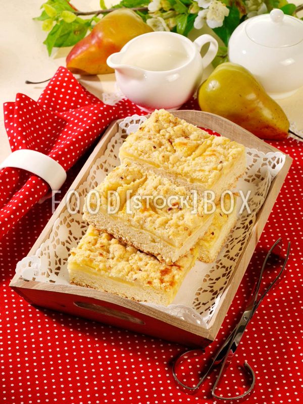 Birnen-Blechkuchen mit Nuss-Streusel