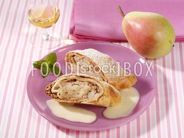 Birnenstrudel mit Vanillesauce