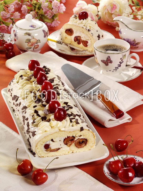 Biskuitrolle mit Kirschen und Stracciatellasahne