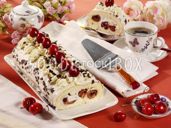 Biskuitrolle mit Kirschen und Stracciatellasahne 2