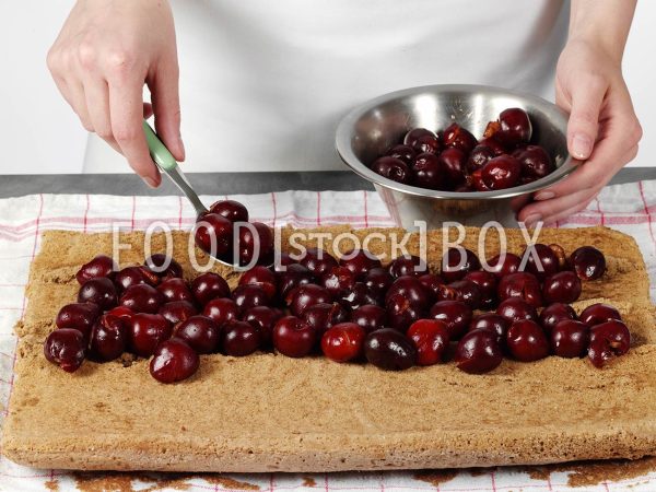 Biskuitrolle mit Kirschen und Stracciatella-Sahne Step 5