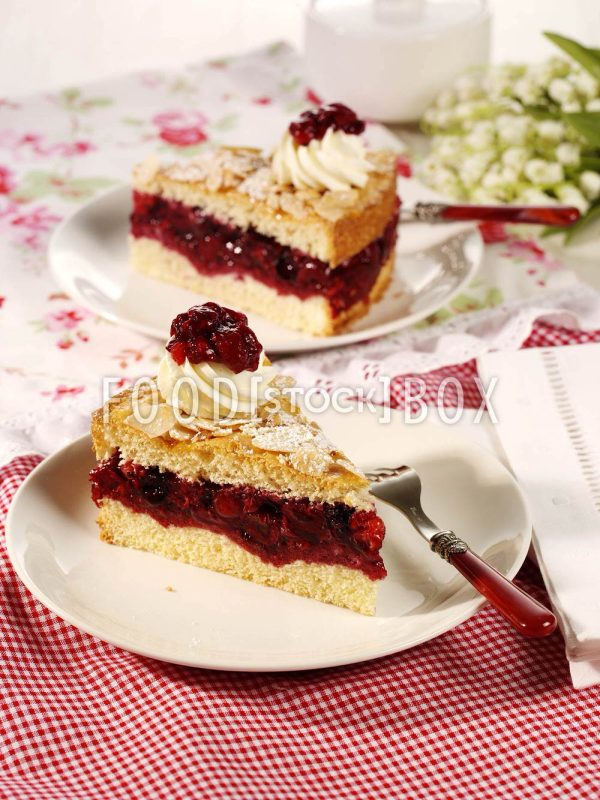 Biskuittorte mit Beeren
