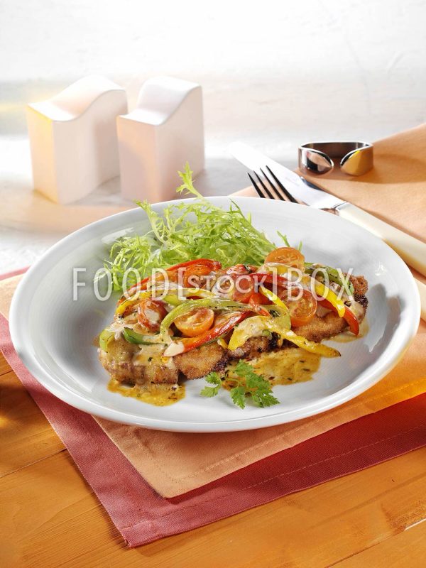 Bismarckschnitzel mit buntem Paprikagemüse